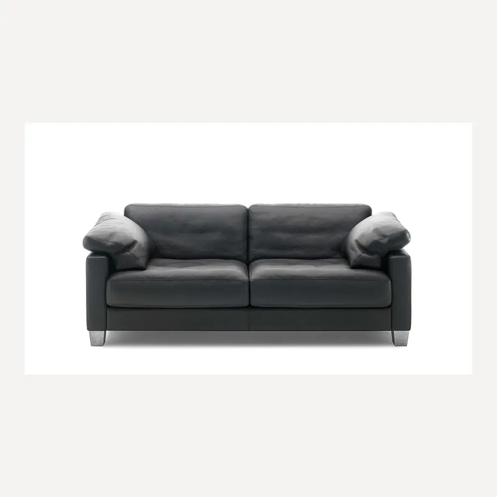Schwarzes Ledersofa mit zwei Kissen von Desede Switzerland, klassisches Design.