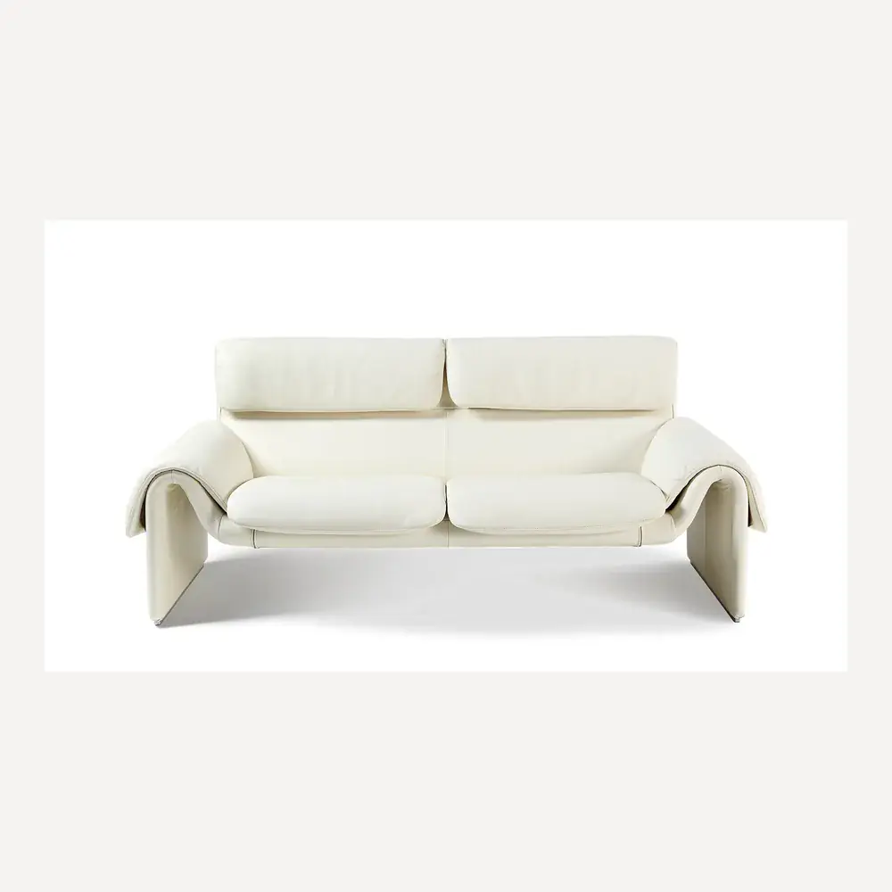 Ein cremefarbenes Ledersofa von Desede Switzerland mit eleganter, schwebender Form.