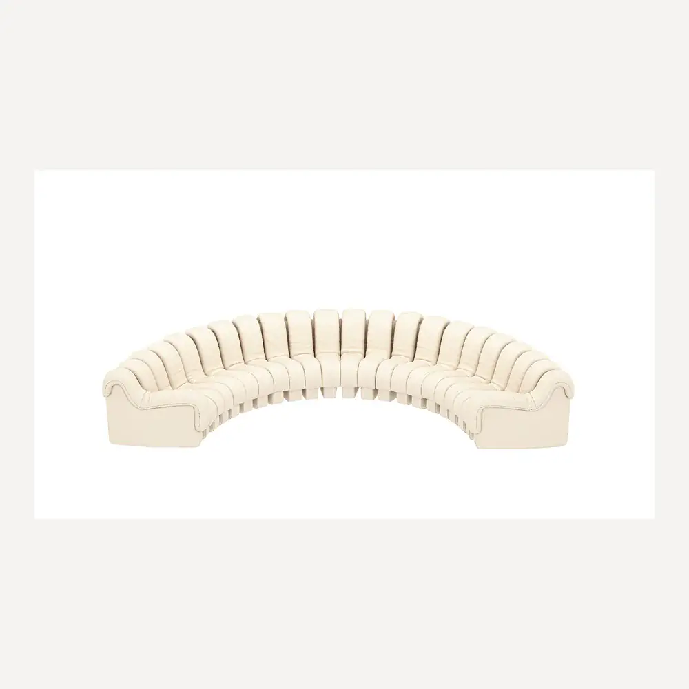 Halbkreisförmiges, cremefarbenes Ledersofa von Desede Switzerland, modular und komfortabel gestaltet.
