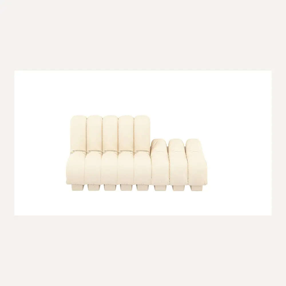 Helles, modulares Stoffsofa von Desede Switzerland mit flexiblen Rückenlehnen und komfortabler Polsterung.