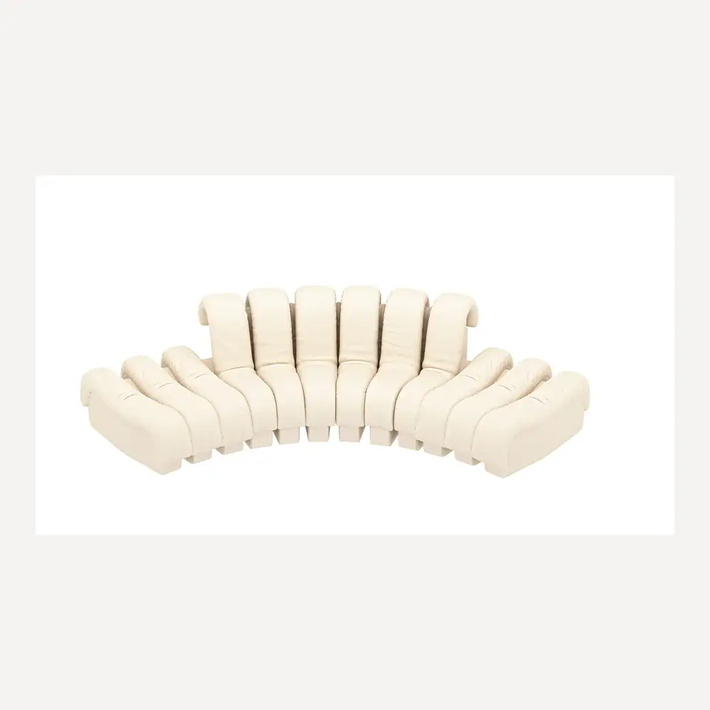 Ein cremefarbenes, modulares Ledersofa von Desede Switzerland in halbkreisförmigem Design.