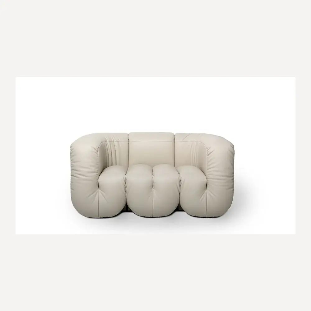 Ein cremefarbenes Ledersofa von Desede Switzerland mit geschwungener, mäanderartiger Form.