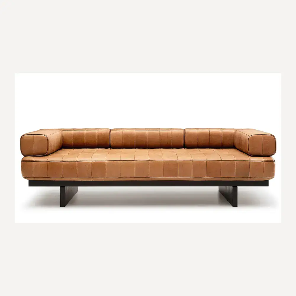 Ein hellbraunes Ledersofa von Desede Switzerland mit Patchwork-Design und schwarzen Beinen.