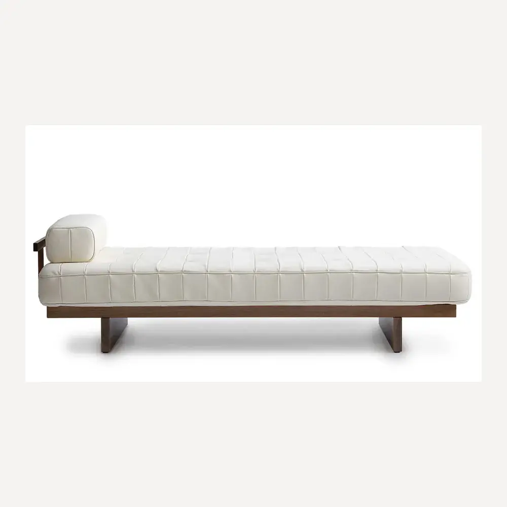 Liege aus offwhite Leder mit dunkelbraunem Holzgestell von Desede Switzerland.