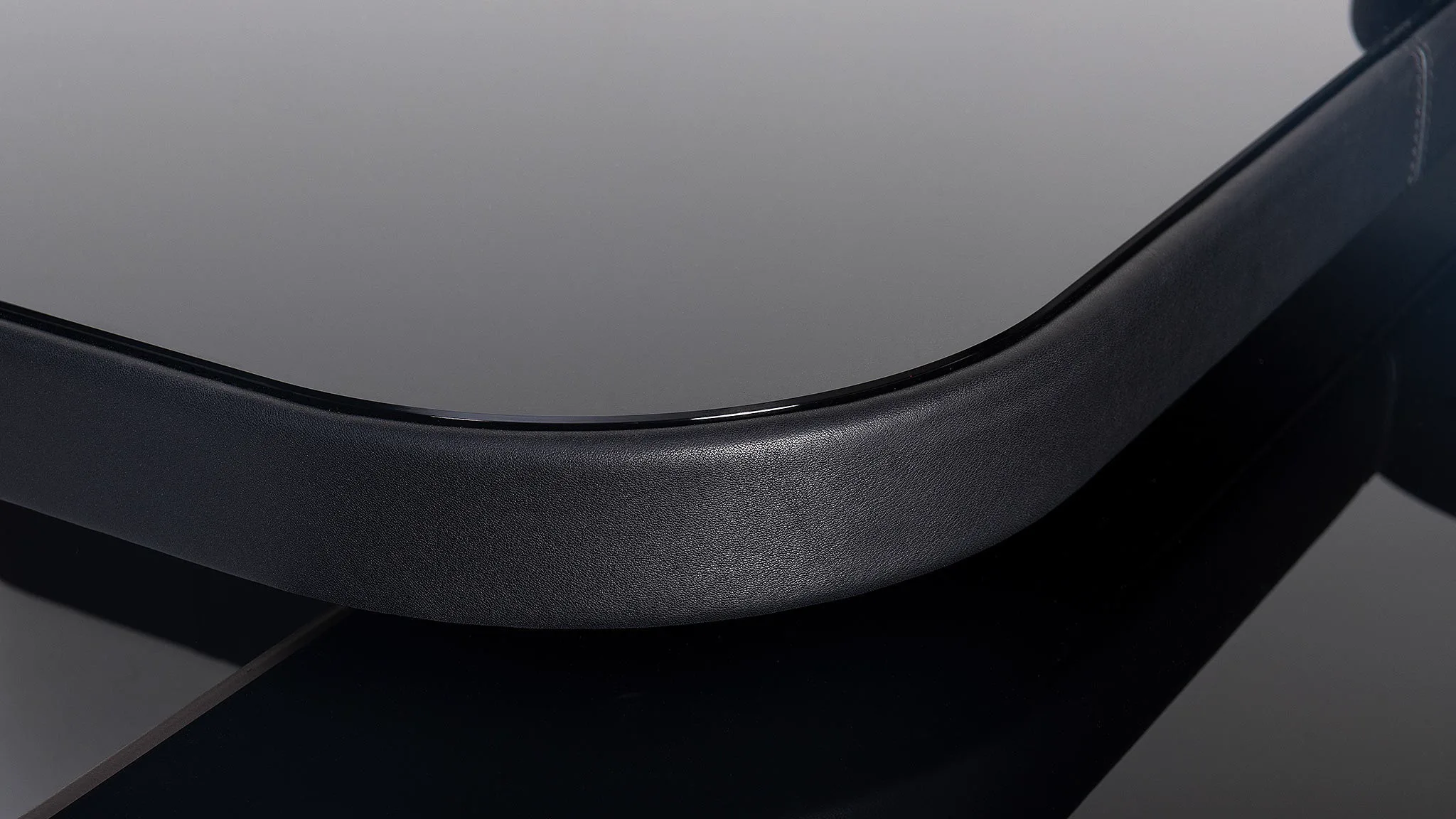 Schwarzer Leder-Couchtisch mit Glasoberfläche von Desede Switzerland, elegante Nahaufnahme des Randes.
