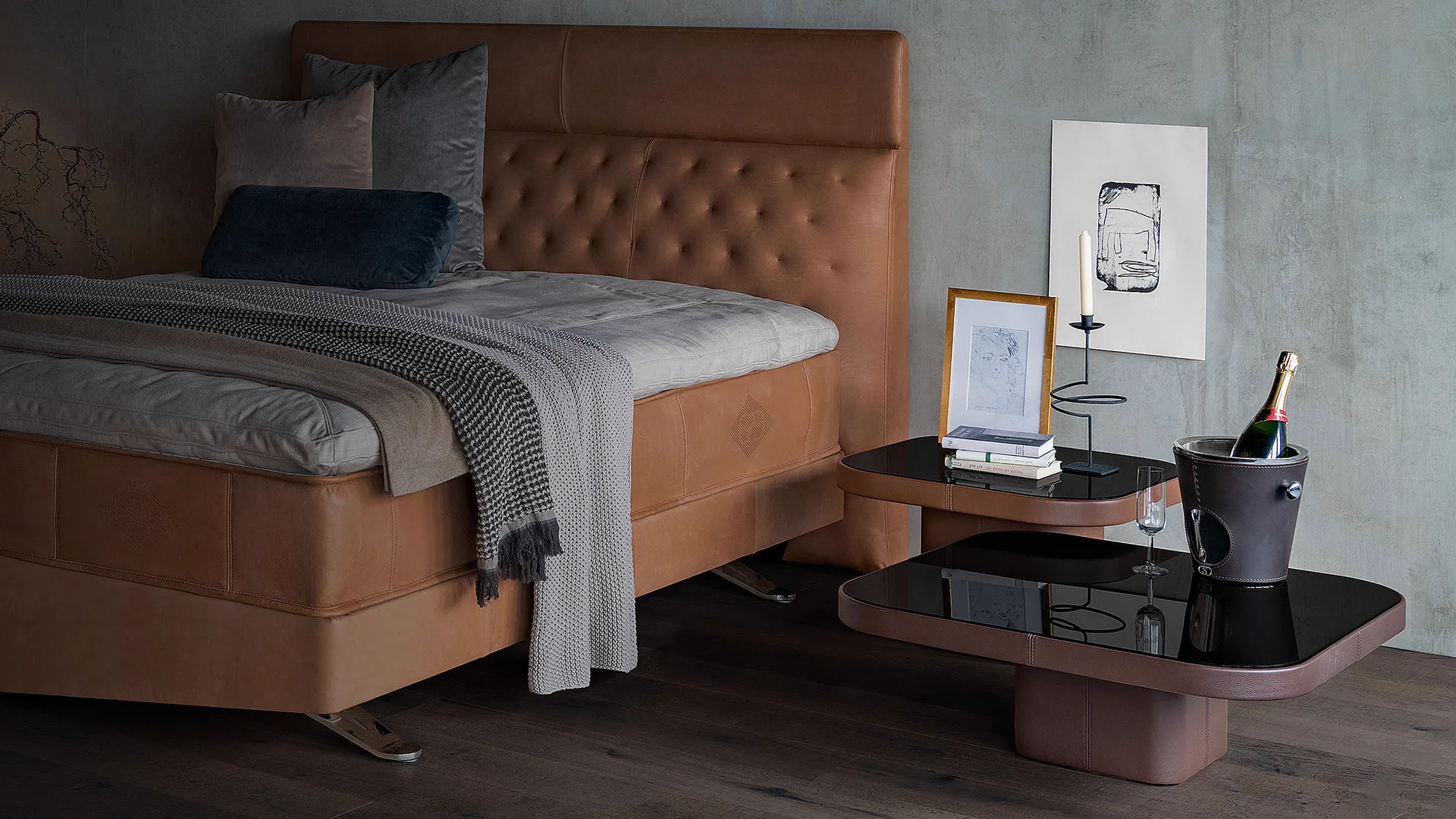 Luxuriöses Lederbett in Cognac von Desede Switzerland mit eleganten Nachttischen und Dekoration.