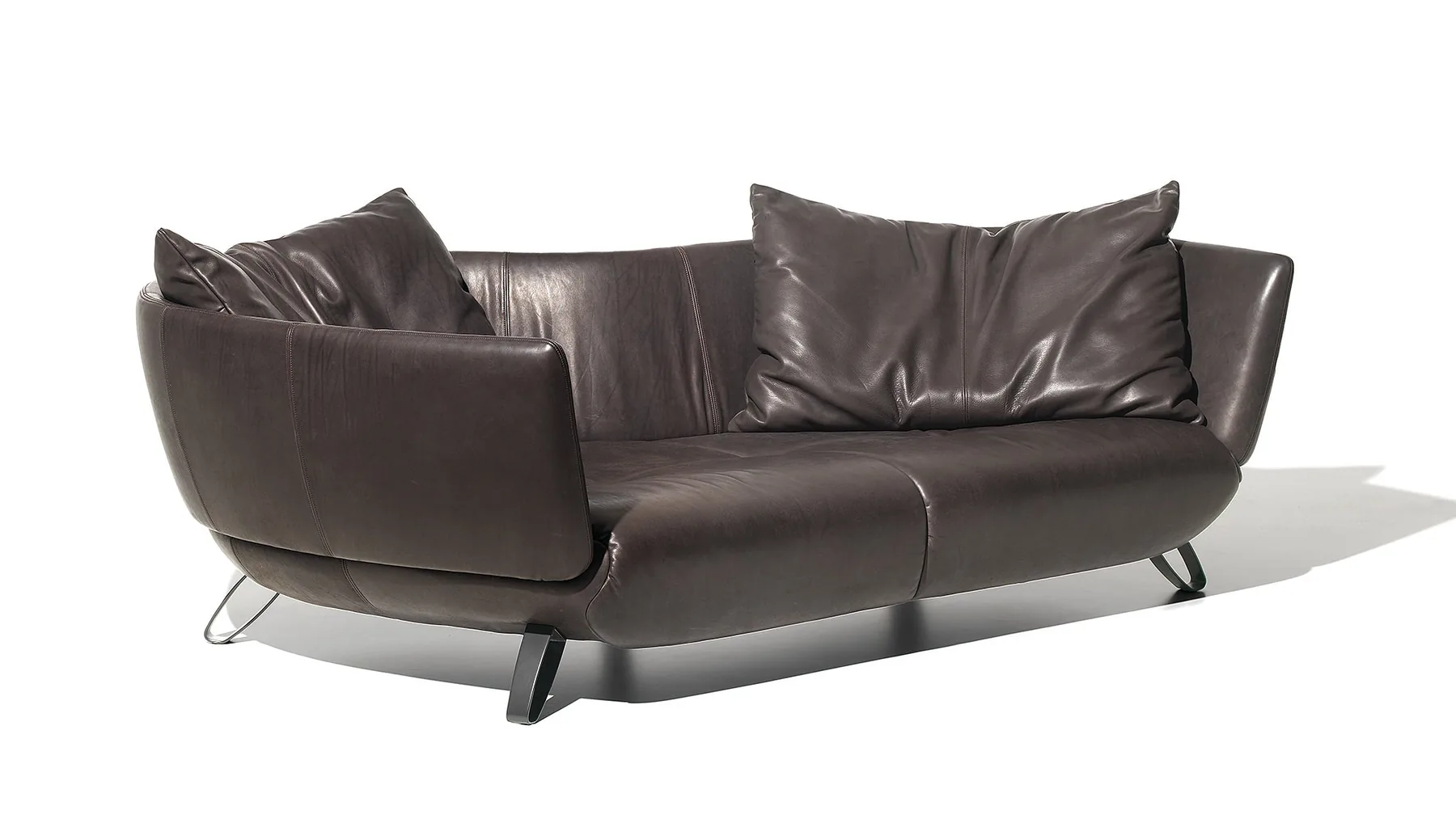 Dunkelbraunes Ledersofa von Desede Switzerland mit organischer Form und zwei großen Kissen.