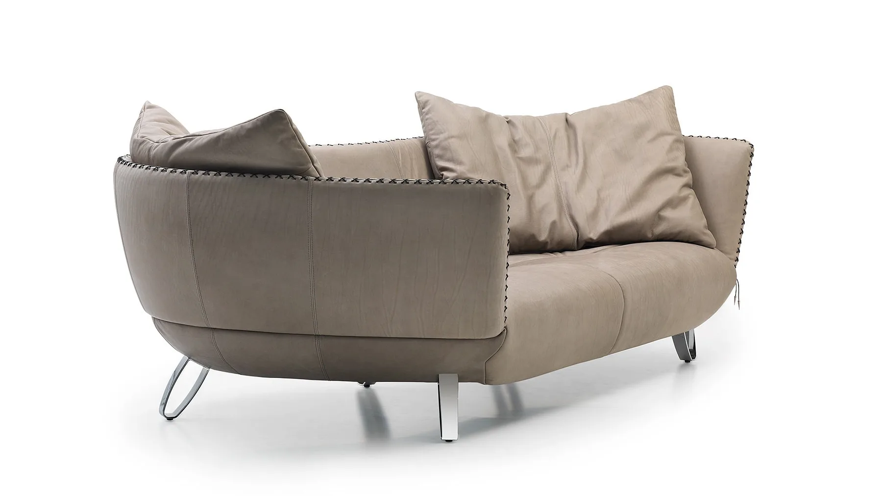 Beiges Ledersofa von Desede Switzerland mit organischer Form und zwei bequemen Kissen.