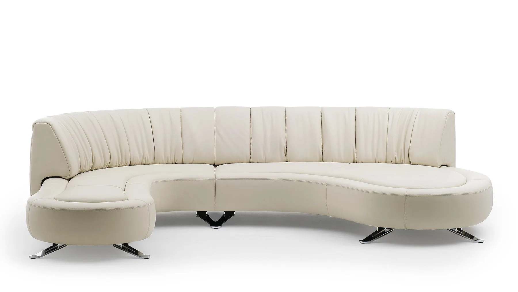 Helles Ledersofa von Desede Switzerland mit verschiebbaren Rückenlehnen und geschwungener Form.