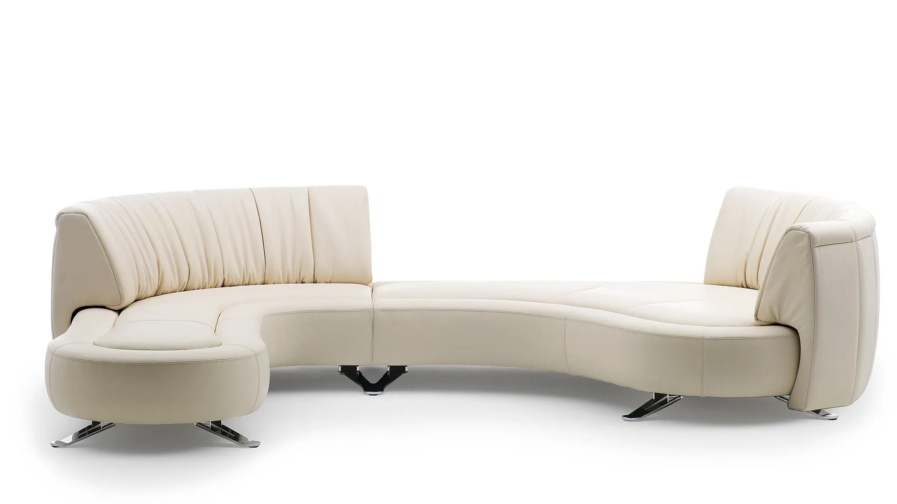 Helles Ledersofa von Desede Switzerland mit verschiebbaren Rückenlehnen und eleganten Metallfüßen.