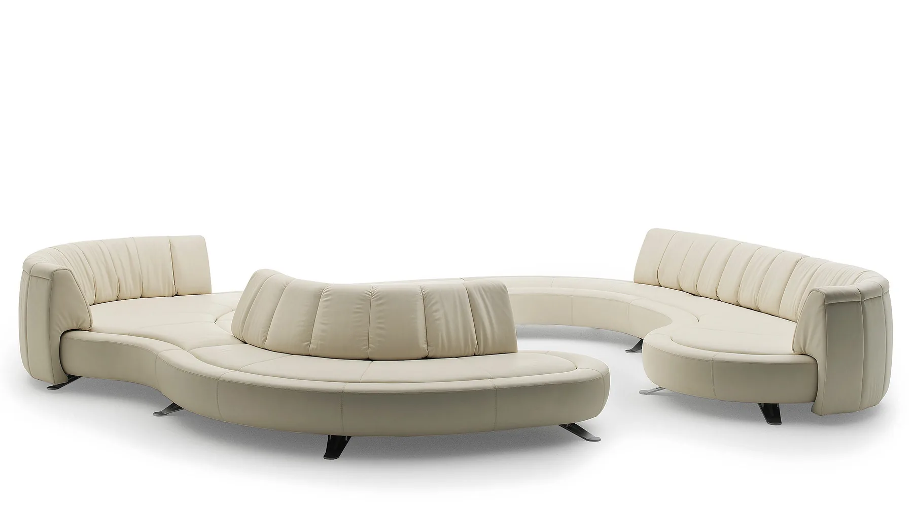Das cremefarbene Ledersofa von Desede Switzerland bietet geschwungene Formen und luxuriösen Komfort.
