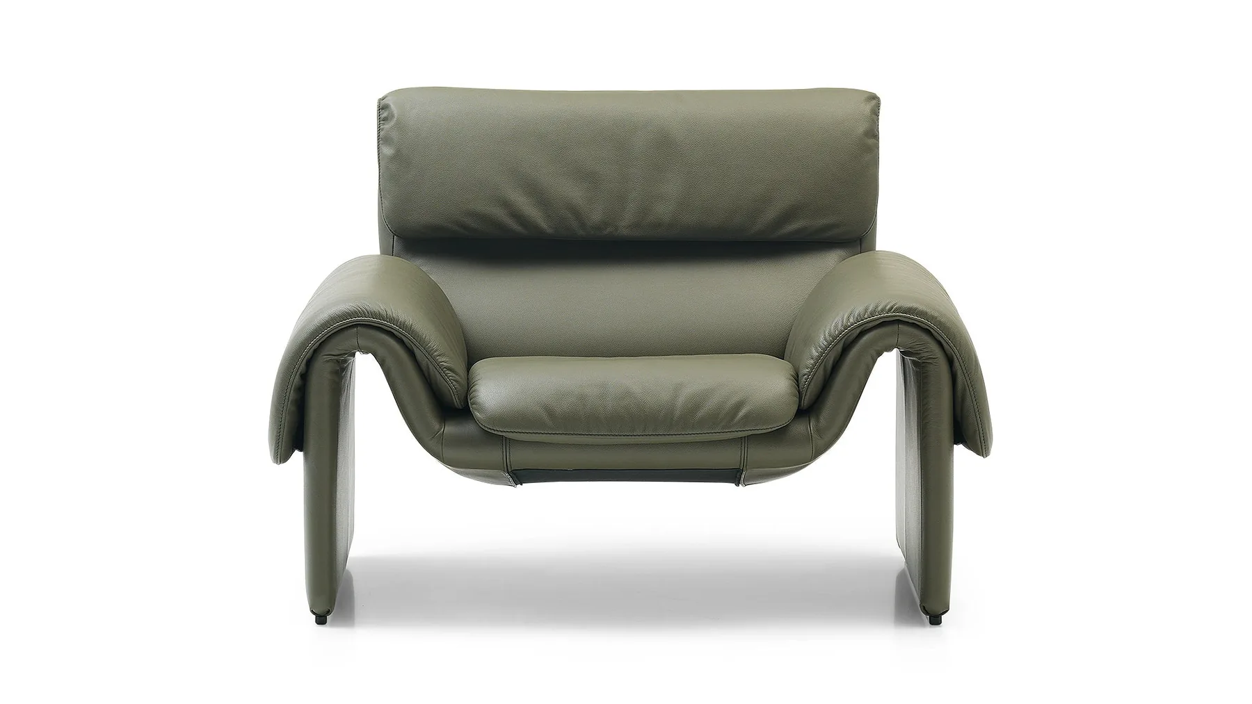 Olivegrüner Ledersessel von Desede Switzerland mit schwebendem Design und komfortabler Sitzfläche.
