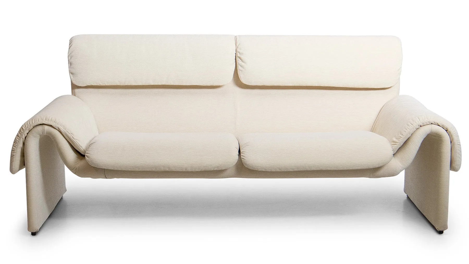 Cremefarbenes Stoffsofa von Desede Switzerland mit schwebendem Design und eleganter Form.